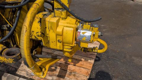 Excavator Komatsu SA4D102E-1 pentru buldoexcavator — fotografia 4