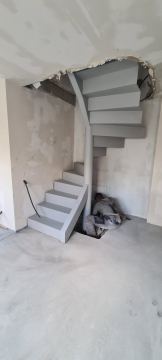 Scara metalica ,dreapta,spirala etc — fotografia 6